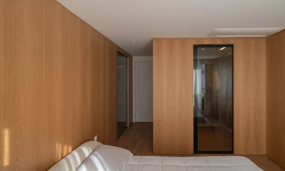 Dressing sur mesure petite chambre : solutions 2026