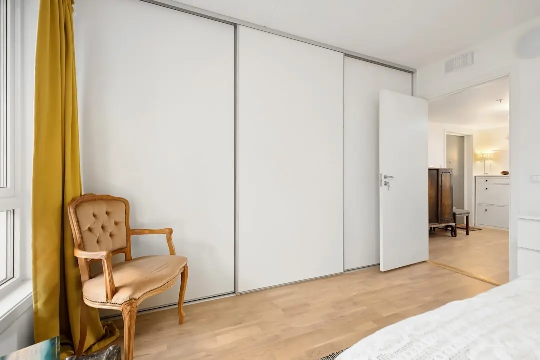 Porte de placard coulissante sur mesure : types, prix et installation