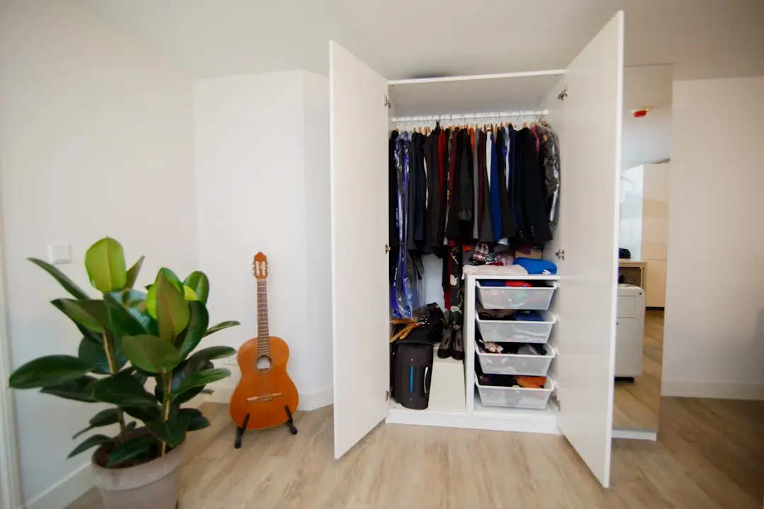 Trouver un artisan menuisier pour votre placard sur mesure